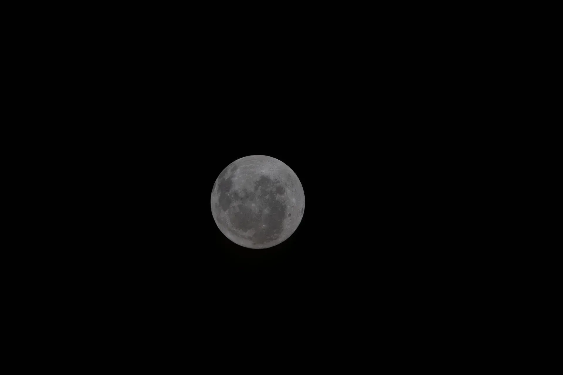 A tripulação da Artemis II capturou uma nova imagem do lado oculto da lua no Dia 4 de seu voo lunar. Crédito: NASA