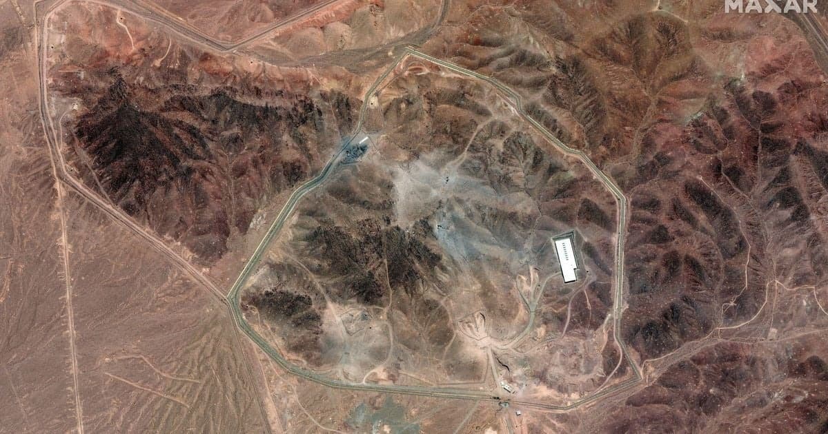 Imagem de satélite da instalação de enriquecimento de combustível de Fordo, no Irã, após ataques aéreos em 23 de junho. Crédito: Maxar Technologies/Reuters