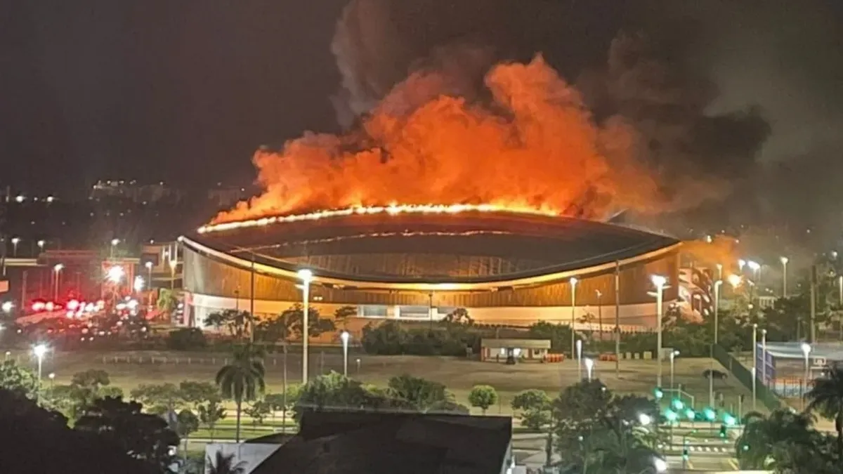 Incêndio atinge cobertura do Velódromo Olímpico no Rio e mobiliza dezenas de bombeiros