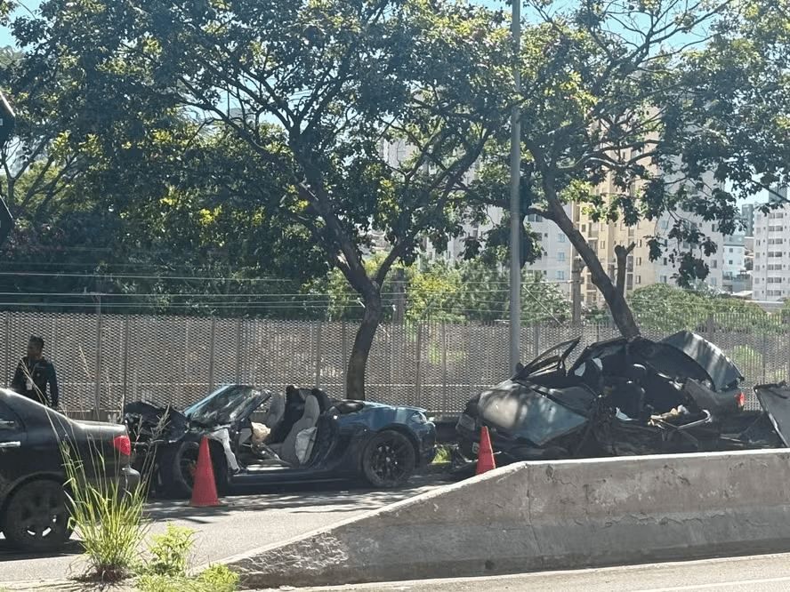 Os dois carros envolvidos no acidente completamente destruidos - Foto: Reprodução