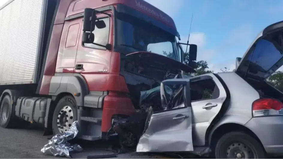 Tragédia na BR-251: família morre em colisão com carreta em Minas Gerais